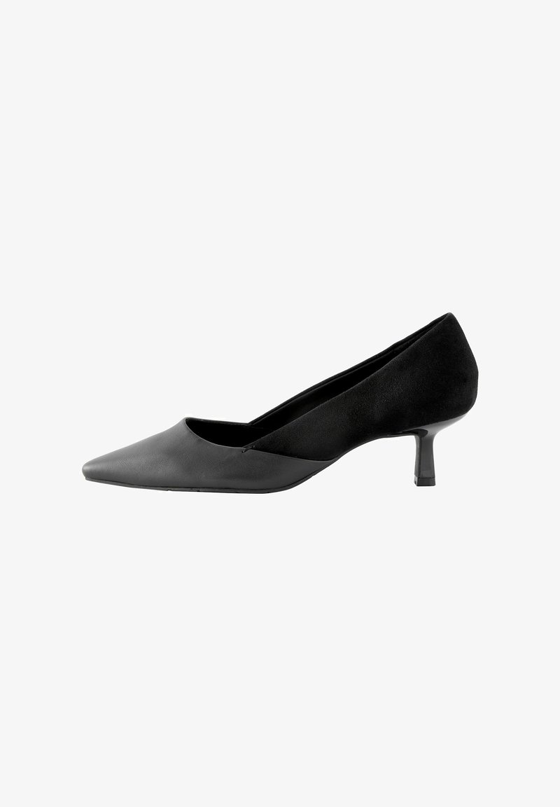 Escarpin noir à bout pointu avec une tige en cuir lisse et un talon en daim. Doté d'un petit talon carré et d'une texture lisse sur l'ensemble.