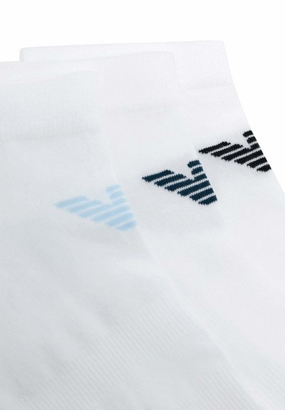 Tre paia di calzini bianchi alla caviglia con loghi a strisce orizzontali in azzurro, blu scuro e nero vicino al bordo superiore.