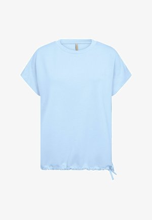 Jasnoniebieska koszulka z krótkim rękawem, okrągłym dekoltem i regulowanym ściągaczem na dole, na białym tle.