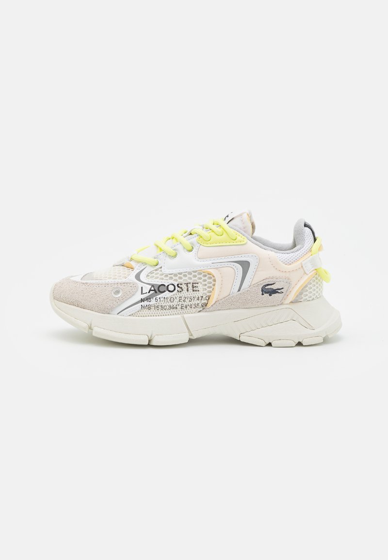 Zapatillas Lacoste combinando ante beige y malla, con un cordón amarillo, acentos blancos y una pestaña en el talón gris; suela texturizada.