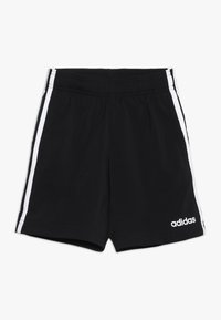 Pantalones cortos deportivos negros con franjas laterales blancas, cintura elástica y un logo bordado en la pierna izquierda. Fabricados con tela ligera.