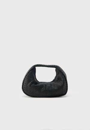 Borsa hobo intrecciata nera con struttura morbida e manico integrato, esposta su uno sfondo chiaro uniforme.