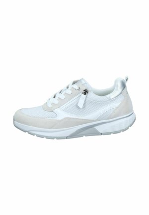 Weißer Sneaker aus Mesh- und Wildledermaterialien, strukturierte Oberseite, Schnürverschluss, silberne Akzente und eine dicke Gummisohle.