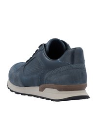 Baskets pour hommes bleu marine avec des panneaux en cuir texturé et en daim, semelle intermédiaire beige et semelle extérieure noire, vues du côté arrière droit.
