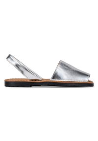 Sandalias de piel plateada metálica con tira al talón, suela plana de goma negra y diseño de punta abierta, con plantilla interior de color marrón cosida.