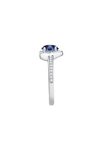 L'anello in zaffiro presenta uno zaffiro blu rotondo, circondato da piccoli gemme trasparenti, impostato in argento lucido, con una fascia liscia.