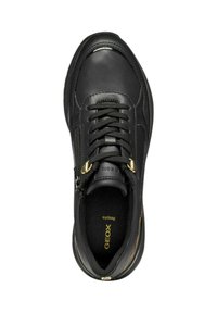 Baskets en cuir noir avec une tige texturée, des lacets et une fermeture éclair sur le côté. Les accents dorés ajoutent des détails. La semelle intérieure présente la marque "GEOX Respira".