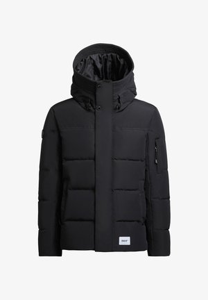 Giubbotto nero imbottito con colletto alto e cappuccio regolabile. Presenta cuciture orizzontali, tasche laterali e una tasca con zip sul braccio.