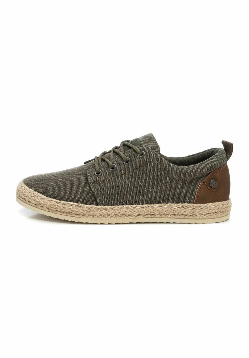 Zapatilla de lona verde con punta redonda, diseño con cordones, suela envuelta en yute y acento de cuero marrón en el talón. Estilo ligero y casual.