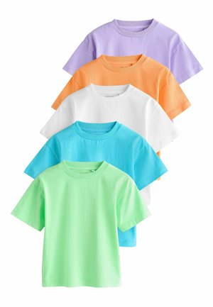 Fünf schlichte Kurzarm-T-Shirts mit Rundhalsausschnitt, gestapelt in den Farben Grün, Blau, Weiß, Orange und Lila vor weißem Hintergrund.