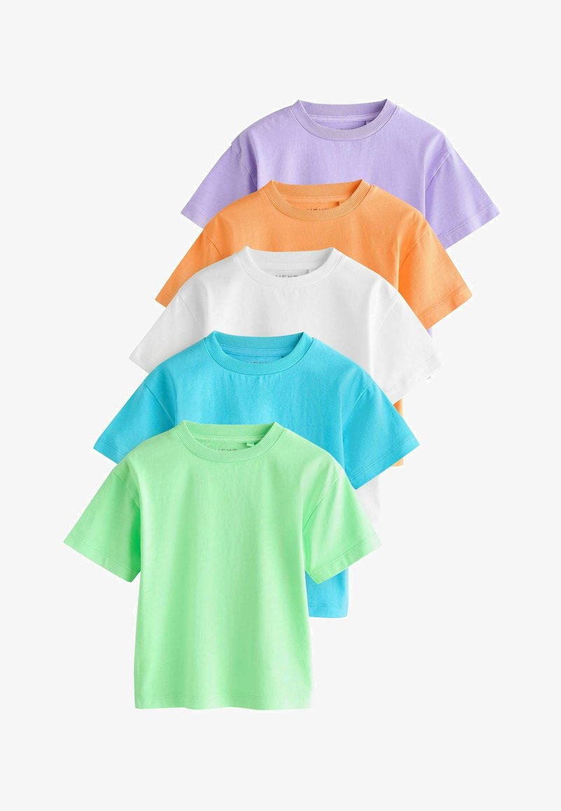 Cinq t-shirts unis à manches courtes et col rond empilés dans les couleurs vert, bleu, blanc, orange et violet sur un fond blanc.