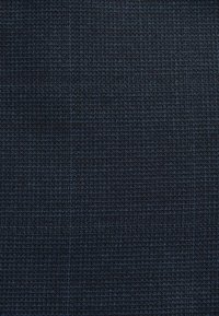 Donkerblauwe geweven stof met een gestructureerd rasterpatroon, met subtiele variaties in schaduw en een zachte afwerking. Geschikt voor bekleding of kleding.