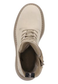 Botín beige hasta el tobillo hecho de cuero suave, con punta redonda, cordones en la parte delantera y suela de goma texturizada. Incluye una lengüeta con la marca negra.