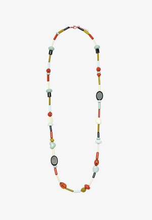 Kolorowy naszyjnik z koralików, zawierający czerwone, czarne, niebieskie, białe i złote koraliki w różnych kształtach i rozmiarach, z teksturowanymi i gładkimi wykończeniami.