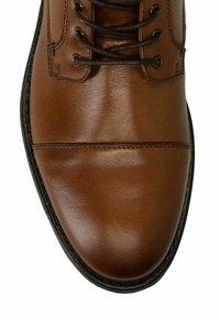 Bruine leren dresschoenen met een gladde textuur, ronde neus, vetersysteem en contrasterende zwarte stiksels langs de zool.
