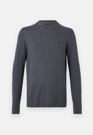 Langärmliger, dunkelgrauer Pullover mit Rundhalsausschnitt und kleinem gesticktem Logo auf der linken Brust, dargestellt vor einem schlichten weißen Hintergrund.