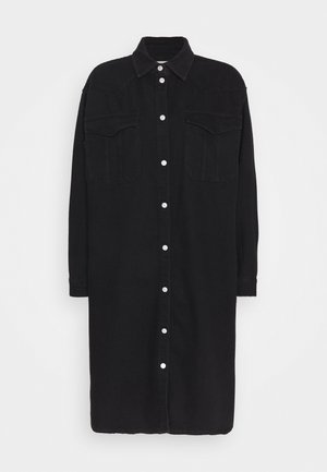 Robe chemise en denim noir avec col, boutonnage sur le devant, poches poitrine et manches longues. Texture lisse, longueur jusqu'aux genoux.