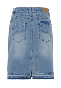 Fustă din denim de culoare bleu deschis, cu tiv brut, două buzunare la spate și o deschidere frontală. Prezintă un eticheta la talie și o textură ușor decolorată.