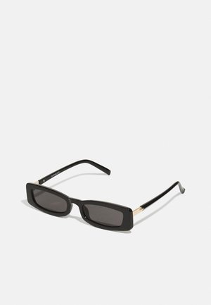 Óculos de sol retangulares pretos com lentes escuras, armações de plástico brilhante e detalhes em dourado nas templetas. Design minimalista e forma elegante.