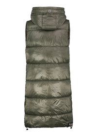 Longue doudoune sans manches vert olive avec capuche, matelassage horizontal et cordons de serrage à l'ourlet, présentée de dos sur un fond blanc.