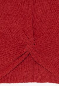 Czerwony dziany materiał z centralnym skręconym wzorem, z prążkowaną fakturą i miękkim, puszystym wyglądem.