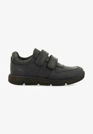Zapatilla negra con dos correas de Velcro, parte superior de material texturizado, collar acolchado y una suela de goma con ranuras para tracción.