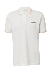 Weißes Polohemd aus Baumwolle mit V-Ausschnitt, besticktem marineblauem Logo und hellorangefarbigen Streifenakzenten an Kragen und Ärmeln.