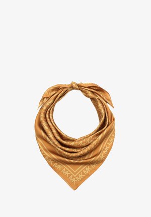 Złoty jedwabny szalik z geometrycznym wzorem i powtarzającymi się inicjałami. Ma kształt kwadratu i jest zawiązany na górze.