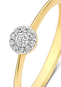 Bague en or avec un band poli, présentant un groupe rond de diamants sertis dans un chaton en argent, un gros diamant central entouré de pierres plus petites.