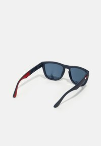 Tommy Hilfiger UNISEX - Ochelari de soare - blue/red