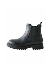 Botín Chelsea de cuero negro con paneles laterales elásticos, puntera redonda y suela de goma resistente. Cuenta con un tirador para facilitar el uso.