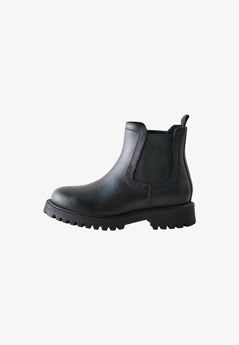 Zwarte leren enkellaars met elastisch zijpaneel, treklus aan de achterkant en een robuuste, profielzool voor grip.