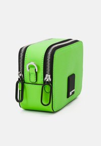 Karl Lagerfeld Jeans LOGO PATCH CAMERA - Taška s příčným popruhem - green gecko
