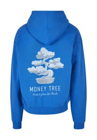 Kék kapucnis pulóver, rajta egy bonsai fa grafikája és a "MONEY TREE" valamint a "Perfect place for Shade." feliratok. Puha anyagból készült, kenguruzsebbel és kapucnival.