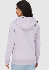 Felpa leggera color viola con cappuccio regolabile, polsini e orlo a costine. Presenta un logo ricamato sul manica sinistra e una texture morbida e liscia.