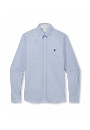 Lichtblauw en wit dun gestreept overhemd met lange mouwen, knoopsluiting, knoopkraag en klein zwart geborduurd logo op de borst.