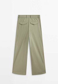 Pantalons larges vert olive avec une texture lisse, dotés de deux poches arrière et d'une taille plate.
