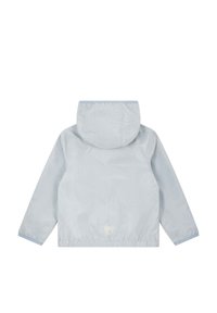 Lichtblauwe regenjas met een capuchon, elastische manchetten en een getailleerde taille. De stof heeft een gladde, licht glanzende textuur.