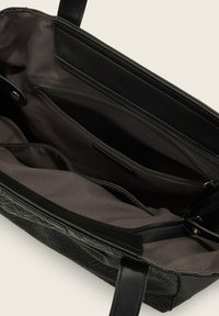 Borsa tote nera con motivo intrecciato e rifiniture in pelle liscia. Presenta un interno in tessuto scuro, molteplici tasche e un compartimento con zip.