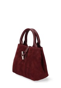 Borsa in suede bordeaux con manici in pelle, caratterizzata da un dettaglio a nodo e hardware in tonalità argento, forma strutturata. Texture morbida e design moderno.