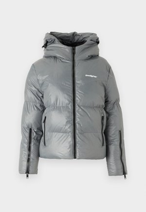Szara kurtka puchowa z kapturem, z suwakiem z przodu, dwiema bocznymi kieszeniami na zamek i logo na piersi. Gładki, błyszczący materiał.