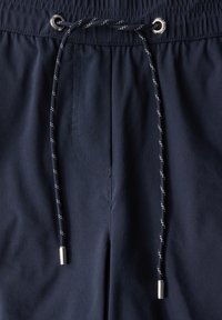 Marine zwemshorts met een trekkoord met zilveren accenten, een elastische tailleband en een gladde, lichte stof met een subtiele glans.
