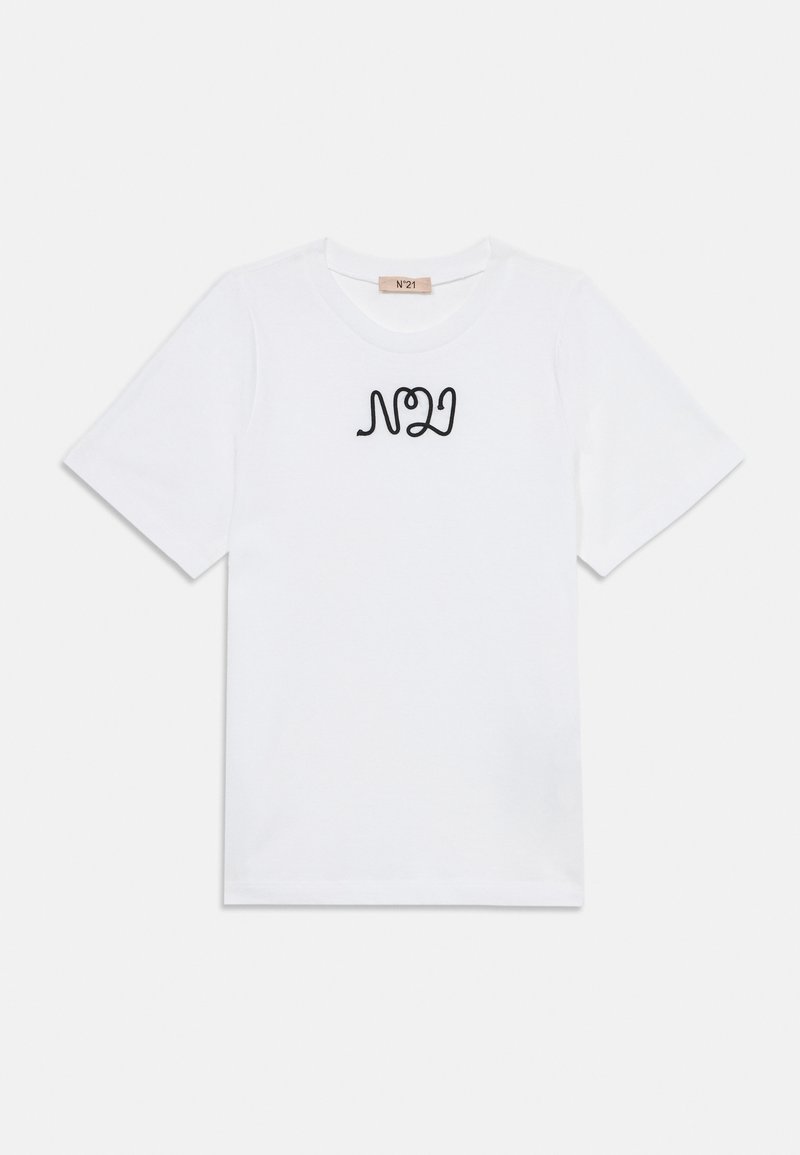Hvit bomullst-skjorte med kort erme, med en svart brodert logo som sier "N°21" sentrert på fronten. Klassisk rund hals-design.