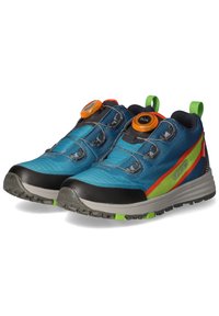 Scarpe sportive blu con accenti neri, strisce in verde neon e rosso, e due meccanismi di allacciatura circolari. Tomaia texturizzata con una suola robusta.
