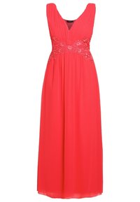 Robe maxi corail sans manches avec corsage plissé et application de dentelle florale autour de la taille.