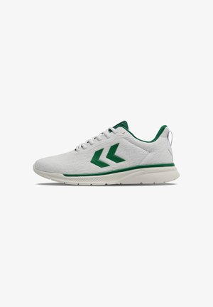 Des chaussures de sport blanches avec des accents verts, dotées d'un dessus texturé, de deux logos en chevron verts, d'une semelle rembourrée et d'une tirette à l'arrière.