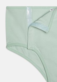 Mintgroene katoenen boxers met een zachte textuur, met een glanzende lichtblauwe accent langs de taille en stevige stiksels.