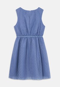 Ärmelloses knie-langes blaues Kleid mit subtiler Punkttextur, gerafftem Taillenbereich und einem kleinen Knopfverschluss im Rückenausschnitt.