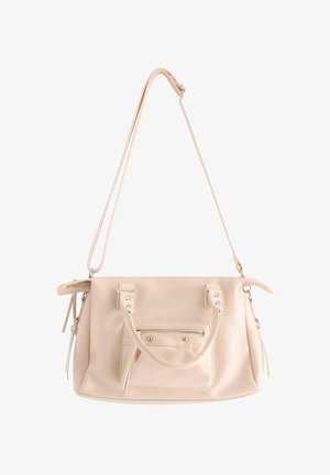 Sac à main en cuir beige au design structuré, avec deux poignées supérieures, une bandoulière amovible et une poche zippée sur le devant avec des accessoires en argent.