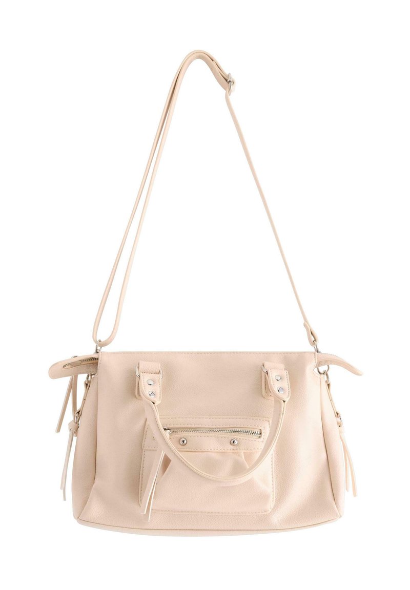 Beżowa skórzana torebka o usztywnionej konstrukcji, z podwójnymi uchwytami na górze, odpinanym paskiem na ramię oraz przednią kieszonką na zamek błyskawiczny z metalowymi detalami w kolorze srebrnym.